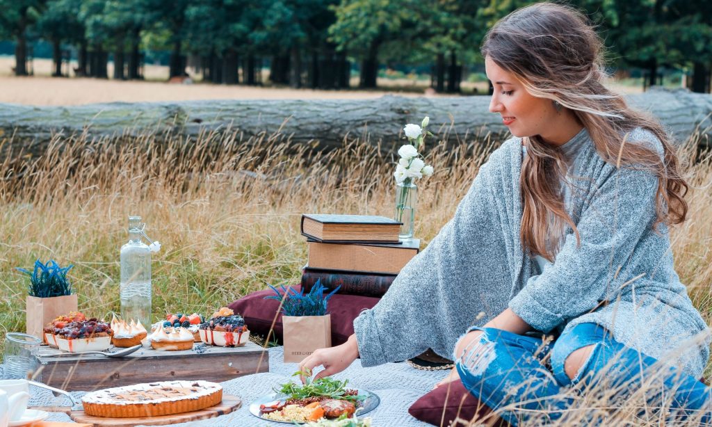 Nutira sin lactosa: chica comiendo durante picnic